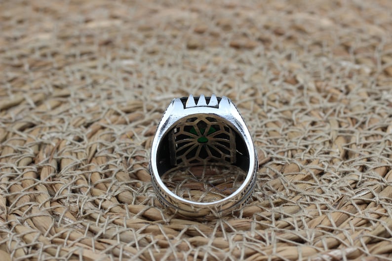 Emerald Silver ring-Lush Leaf